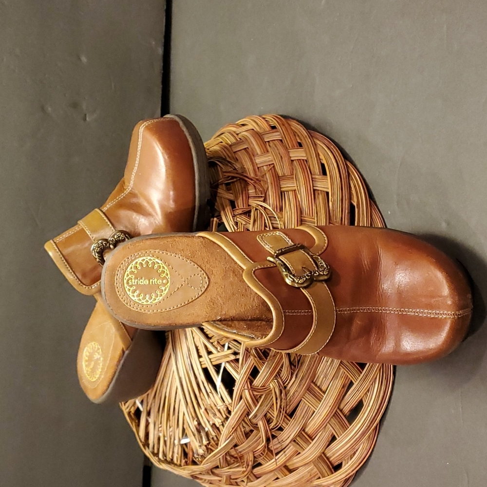 Brown leather Stride Rite Bridgette Girls Size 4 Excellent condition.